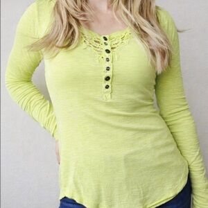 WE THE FREE PEOPLE Lou Legacy Henley Top M‎ Crochet Lace Highlighter Yellow Y2K